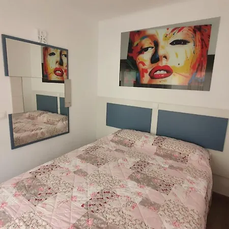 Marilyn 2 Roses